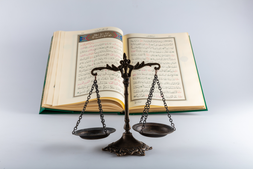 Bagaimana Aturan Hukum Asuransi Konvensional dan Syariah di Indonesia?